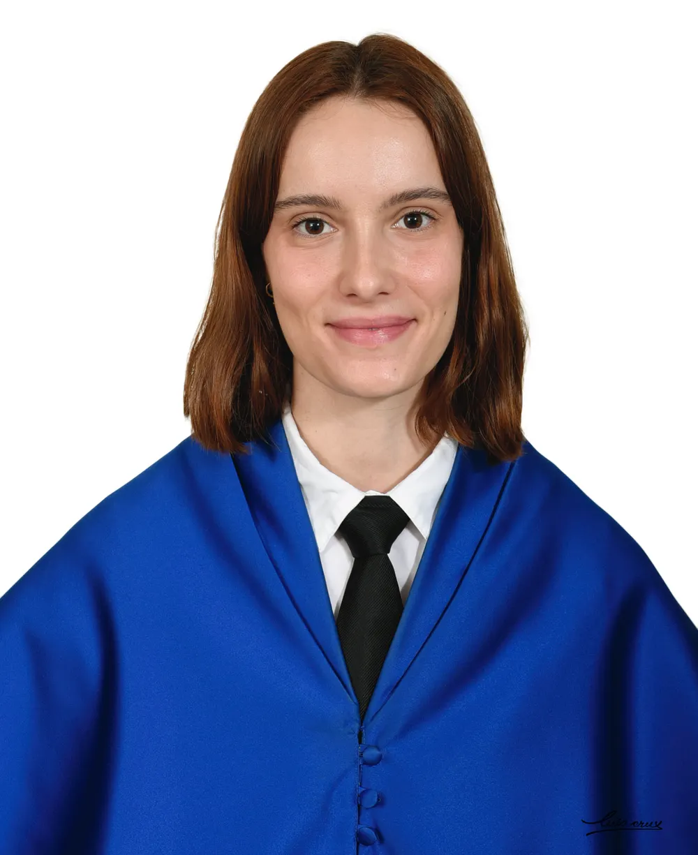 Maria Luisa Fernández con la beca de graduación