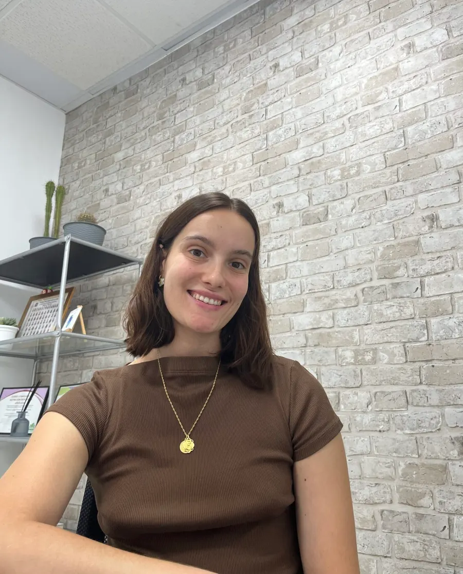 Maria Luisa Fernández sonriendo en su consulta de Utrera